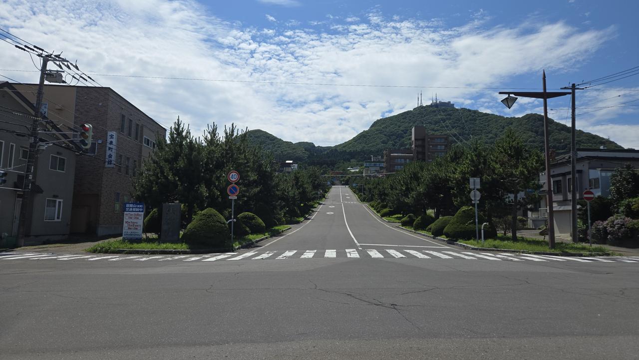There's a great hill near the park, leading up to a magnificent torii. There's a great hill near the park, leading up to a magnificent torii.