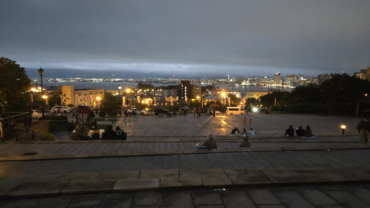 The view before the fireworks started. This is one of my favorite views in Hakodate, I think.