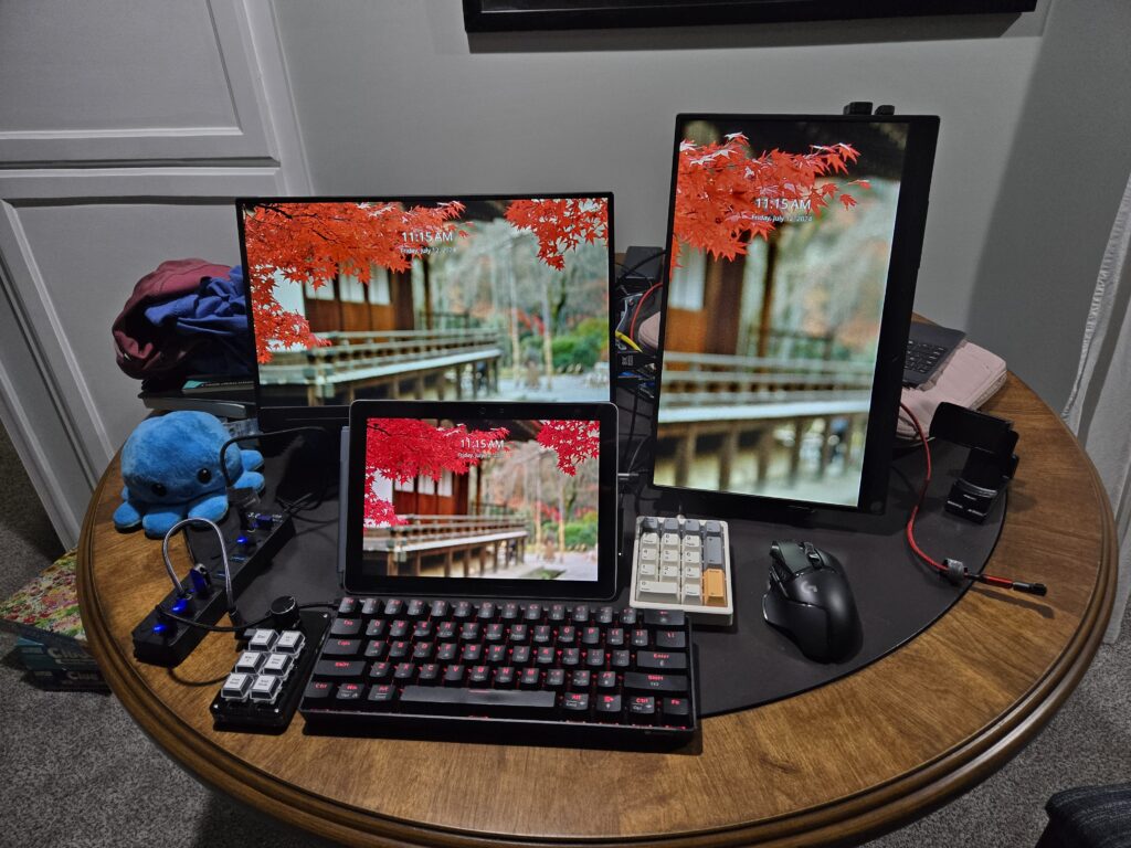 Teddy's triple-monitor laptop setup